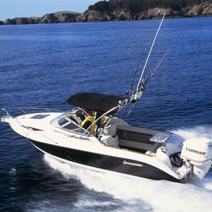 lancha Cabin Cruiser com motor de popa