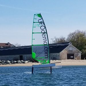 catamarã esportivo com hidrofólio