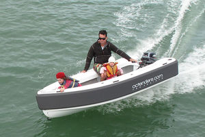 bote com motor de popa