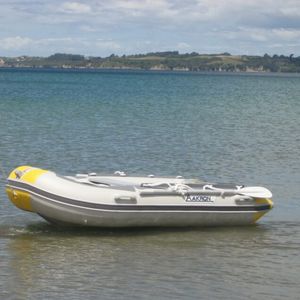 barco inflável com motor de popa
