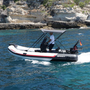 barco inflável com motor de popa