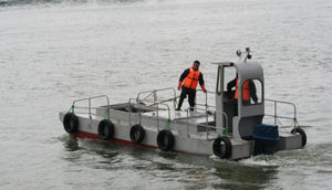 barco de combate à poluição