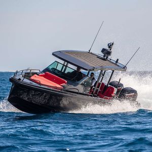 lancha Express Cruiser com motor de popa / bimotor / open / com console central