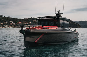 lancha Express Cruiser com motor de popa