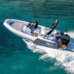 barco inflável com motor de popa