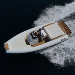 barco inflável com motor de centro