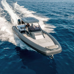 barco inflável com motor de popa