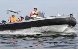 barco inflável com motor de popa