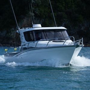 lancha Cabin Cruiser com motor de centro