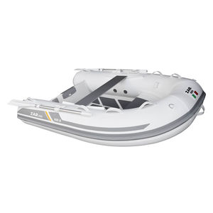 barco inflável com motor de popa