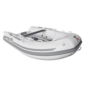 barco inflável com motor de popa
