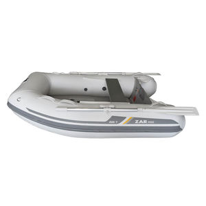 barco inflável com motor de popa