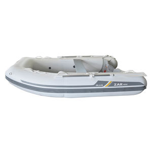 barco inflável com motor de popa