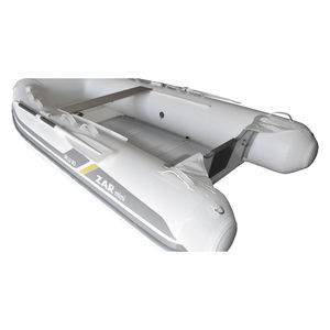 barco inflável com motor de popa