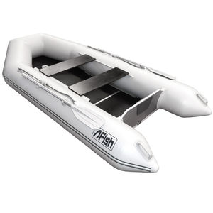 barco inflável com motor de popa