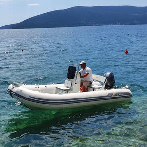 barco inflável com motor de popa