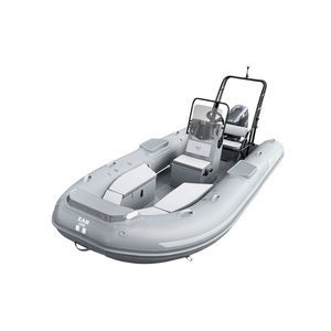 barco inflável com motor de popa