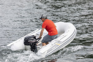 barco inflável com motor de popa