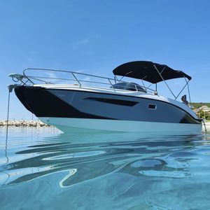 lancha Cabin Cruiser com motor de popa