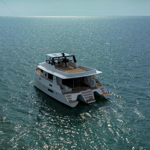 iate a motor trimarã