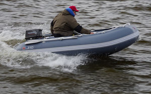 barco inflável com motor de popa