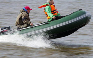 barco inflável com motor de popa