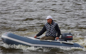 barco inflável com motor de popa