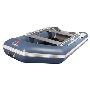 barco inflável com motor de popa