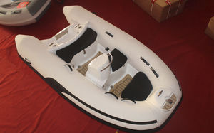 barco inflável com motor de popa