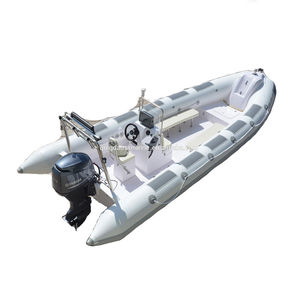 barco inflável com motor de popa