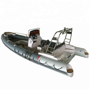 barco inflável com motor de popa