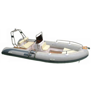 barco inflável com motor de popa