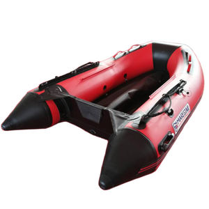 barco inflável com motor de popa