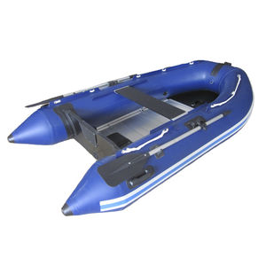 barco inflável com motor de popa