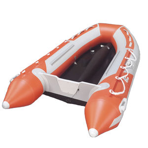 barco inflável com motor de popa