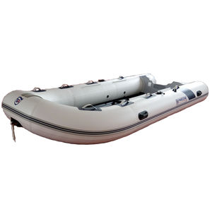 barco inflável com motor de popa