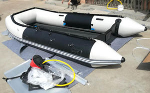 barco inflável com motor de popa