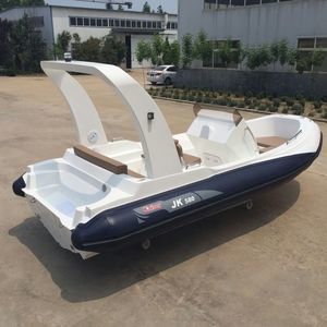 barco inflável com motor de popa