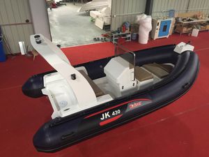 barco inflável com motor de popa