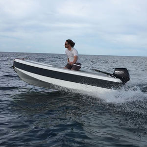 bote com motor de popa