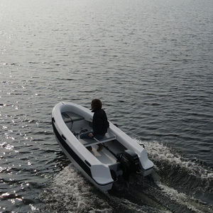 bote com motor de popa