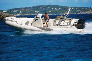 barco inflável com motor de popa