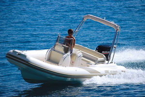 barco inflável com motor de popa