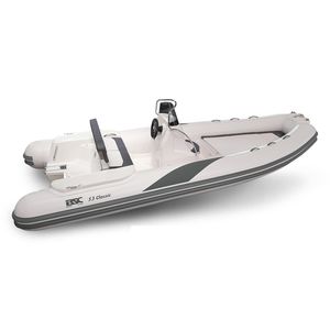 barco inflável com motor de popa