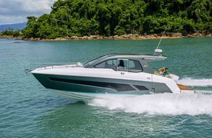 lancha Express Cruiser com motor de centro 1