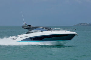 lancha Express Cruiser com motor de popa 1