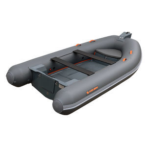 barco inflável com motor de popa