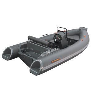 barco inflável com motor de popa