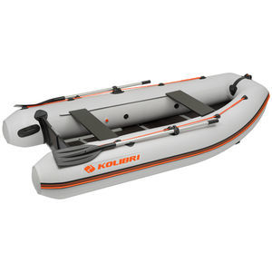 barco inflável com motor de popa