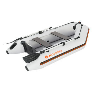 barco inflável com motor de popa
